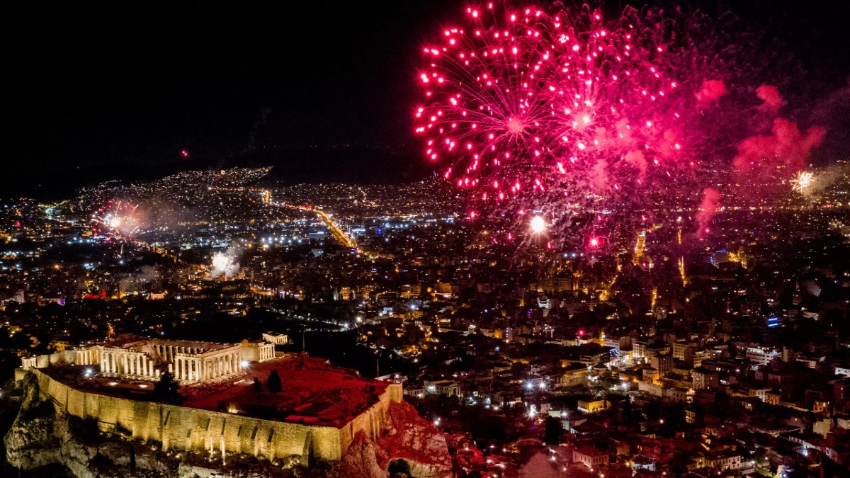 Τα άγνωστα πρωτοχρονιάτικα έθιμα της Ελλάδας – Η «καλή χέρα» και τα «κλίκια»