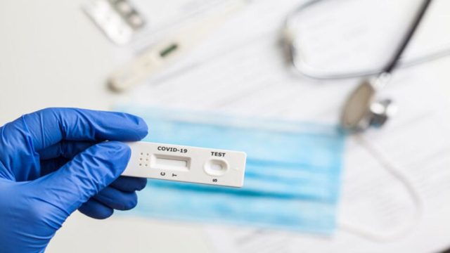 Γιατί βγαίνει αρνητικό το rapid test και θετικό το PCR – Πότε πρέπει να γίνονται