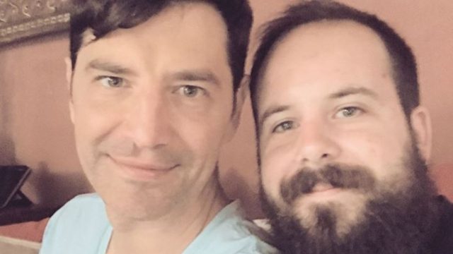 Σάκης Ρουβάς: Αυτός είναι ο άγνωστος μικρότερος αδερφός του τραγουδιστή – Με τι ασχολείται