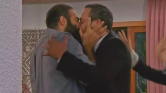 Η Τούρτα της Μαμάς: Το πρώτο γκέι φιλί στη σειρά της ΕΡΤ – Αποθεώθηκε στα social media