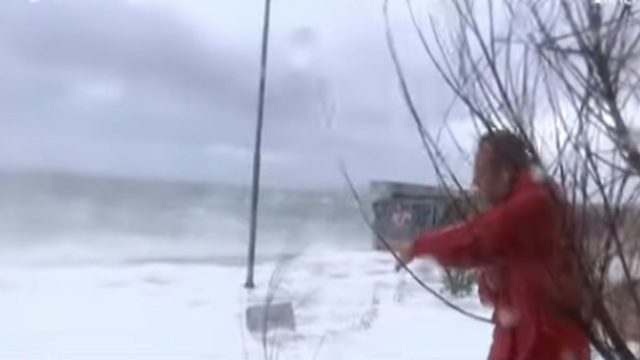 Συγκλονιστικό σκηνικό! Κύματα πήγαν να παρασύρουν ρεπόρτερ του Alpha (video)