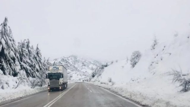 Έπεσαν τα πρώτα χιόνια στην ορεινή Φθιώτιδα – Απίστευτες εικόνες