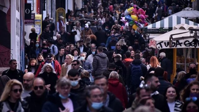 Κυριακή με “κίνηση”: Το αδιαχώρητο σε Ερμού και εμβολιαστικά κέντρα