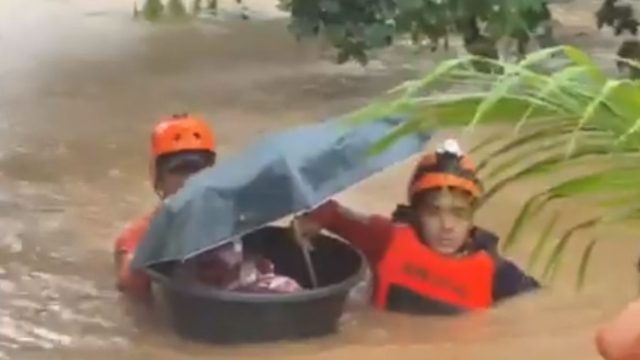 Συγκίνηση! Άνδρες σώζουν νεογέννητο μωρό από τυφώνα μέσα σε… πλαστική λεκάνη (video)
