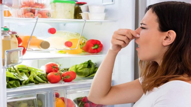 Μυρίζει το ψυγείο σας; Με αυτό το εκπληκτικό κόλπο θα απαλλαγείτε από τη δυσωδία