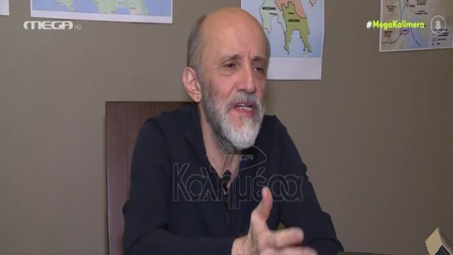 Συγκλονίζει ο ηθοποιός Μάνος Βακούσης: “Μου άρεσε να χαζεύω τα οστά της μητέρας μου…” (video)