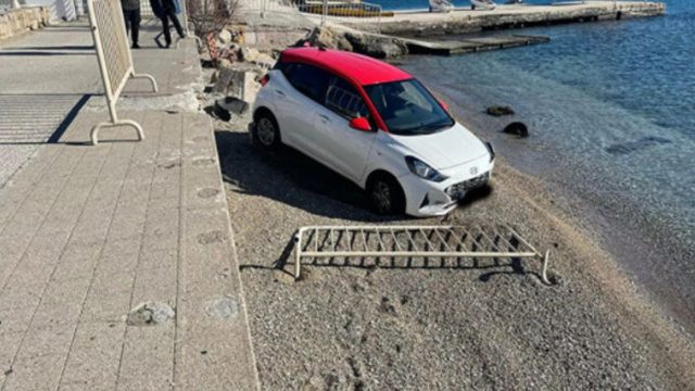 Είδε το Χάρο με τα μάτια της – Αντί για φρένο πάτησε γκάζι και κατέληξε στη παραλία