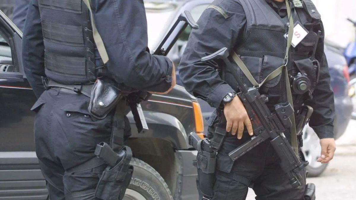 Σοκ! Αστυνομικοί σκότωσαν κατά λάθος 14χρονη που βρισκόταν σε δοκιμαστήρια καταστήματος