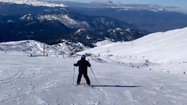 “Ανδροπαρέα” στα χιόνια: Γιώργος Λιάγκας και υιοί σε ξέγνοιαστες στιγμές (εικόνα)