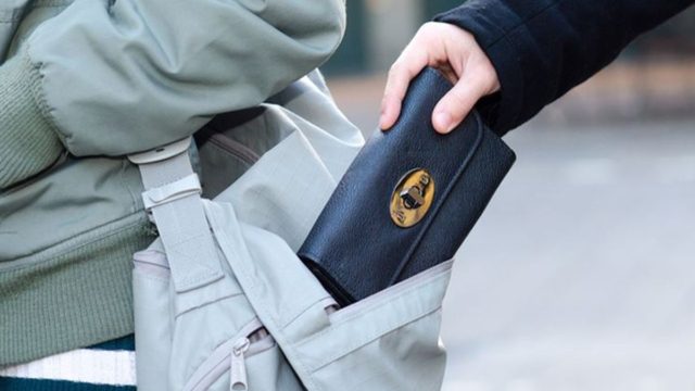 Απίστευτο! Έκλεψε 1.300 ευρώ και τα έκρυψε στη πάνα του μωρού της