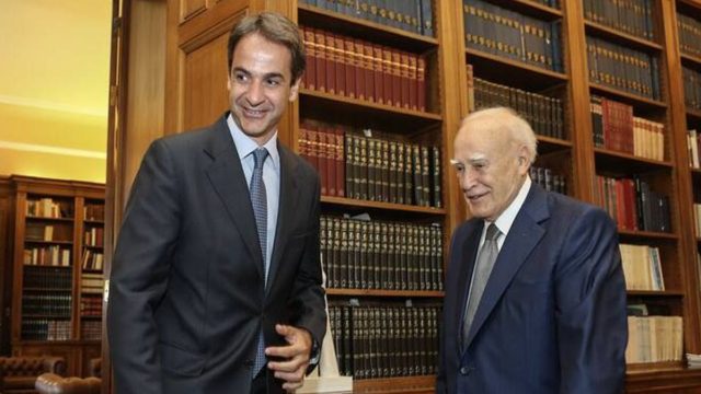 Κυριάκος Μητσοτάκης για Κάρολο Παπούλια: “Αποχαιρετούμε έναν μεγάλο Έλληνα που υπηρέτησε πιστά την πατρίδα”