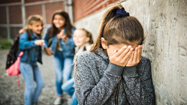 Μαθήτρια Δημοτικού: Θύμα άγριου bullying 12χρονη – «Με χαστούκισαν, πετάνε το φαγητό μου στα σκουπίδια» (video)