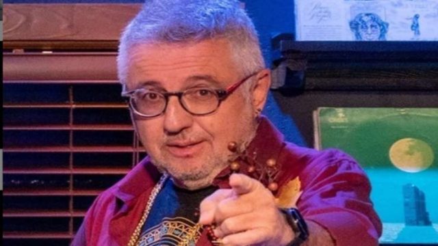 Ανεπιθύμητος ο Στάθης Παναγιωτόπουλος στην Αλόννησο: Υβριστικά μηνύματα για τον παρουσιαστή στους τοίχους του σπιτιού του