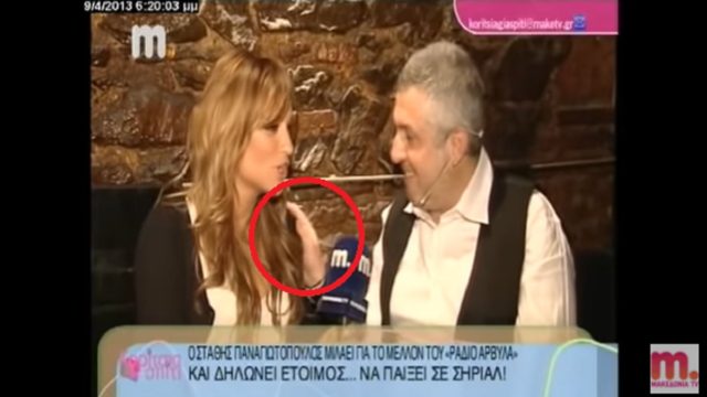 Όταν ο Στάθης Παναγιωτόπουλος «παρενόχλησε» live την Ελένη Τσολάκη: Το υπονοούμενο και το απαλό χάδι στον ώμο (Video)