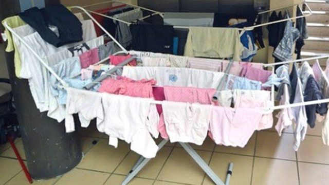 Προσοχή: Γιατί δεν πρέπει ποτέ να στεγνώνετε τα ρούχα μέσα στο σπίτι