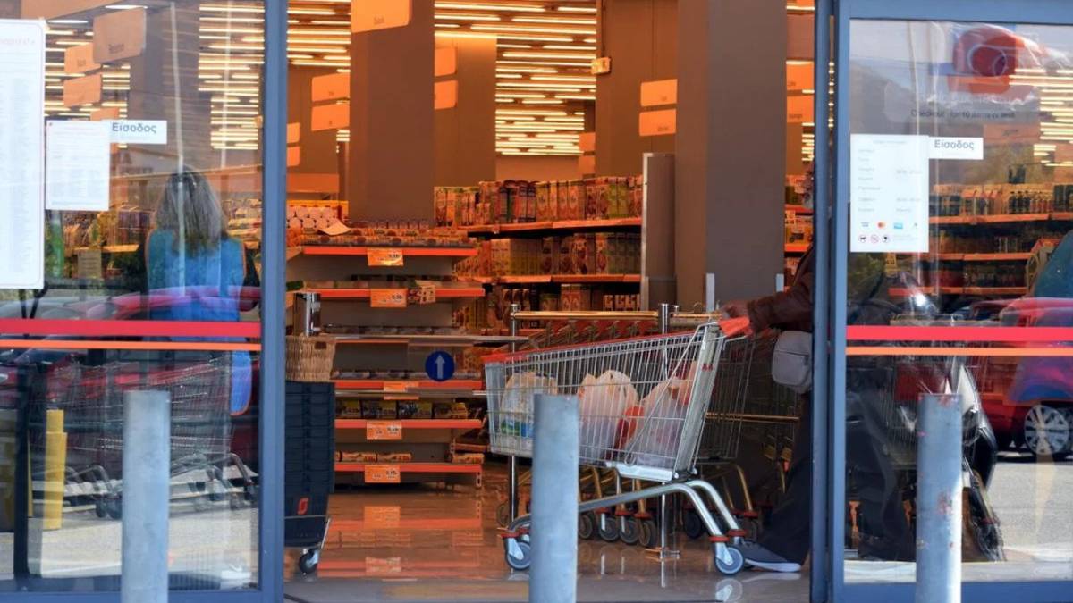 Χαμός: 14 πελάτες, θετικοί στον κορωνοϊό, πήγαν για ψώνια σε μεγάλο σούπερ μάρκετ!