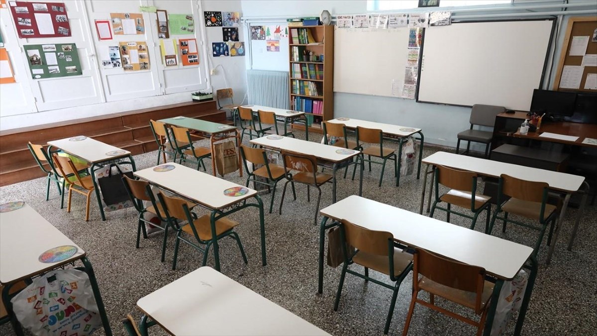 “Πονοκέφαλος” με τα σχολεία: Εισηγήσεις να μην ανοίξουν αμέσως μετά τις γιορτές – Η απάντηση του υπουργείου Παιδείας (video)