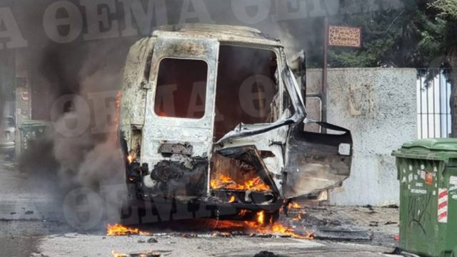 Στις φλόγες ασθενοφόρο στη Μεταμόρφωση μετά από έκρηξη φιάλης οξυγόνου