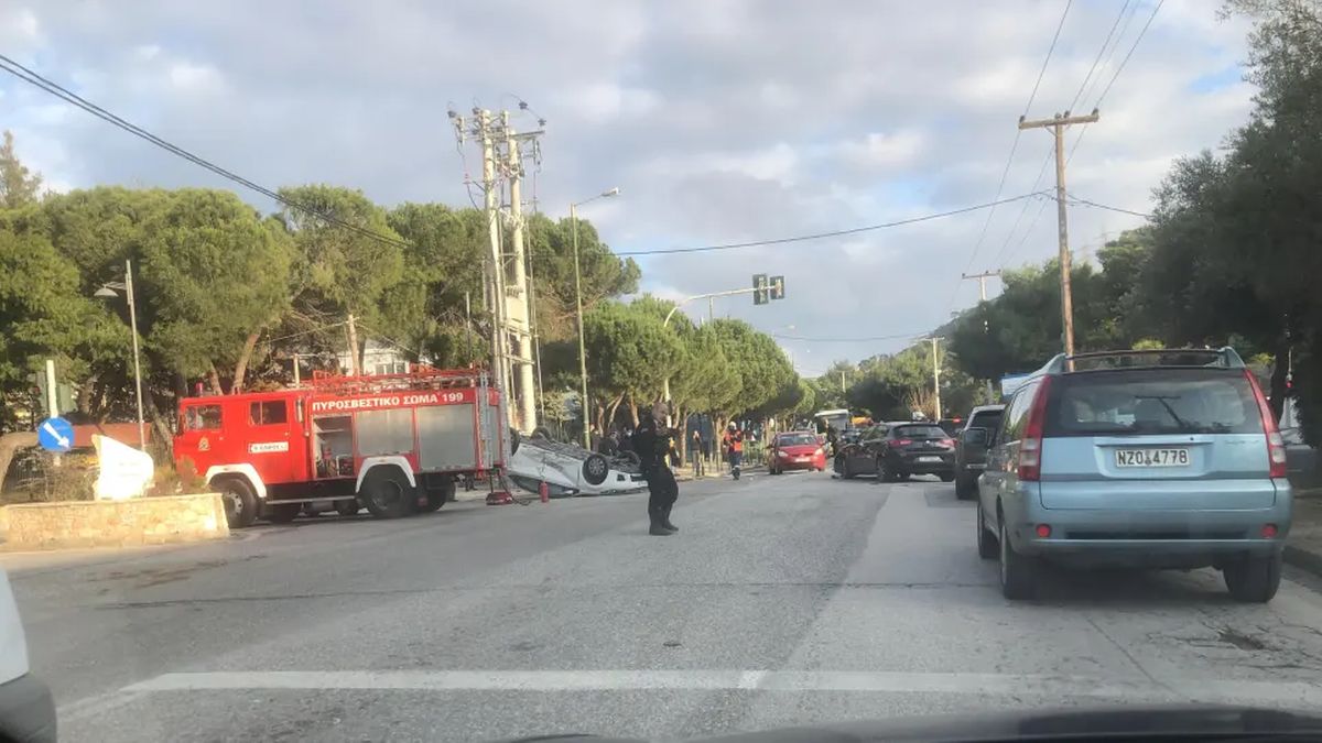 Σοκ! Ντελαπάρισε αυτοκίνητο στη Λεωφόρο Πεντέλης (εικόνες)