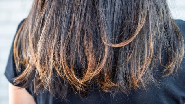 Ξηρά και θαμπά μαλλιά: Μάθε πού οφείλονται