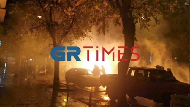 Επεισόδια στη Θεσσαλονίκη στο τέλος της πορείας για τον Αλέξανδρο Γρηγορόπουλο: Μολότοφ και χημικά (Βίντεο)