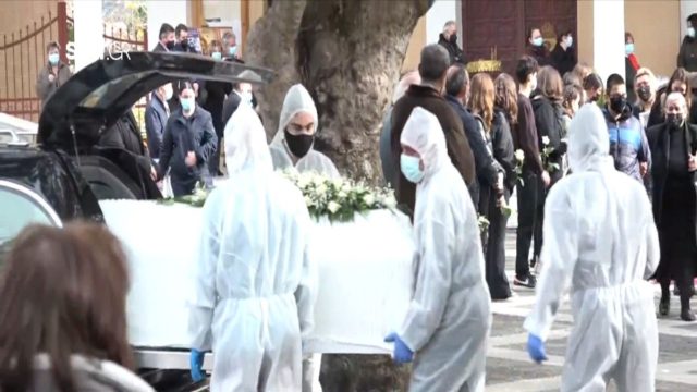 Θρήνος στη Λαμία: Συγκινητικές στιγμές στο τελευταίο «αντίο» της 14χρονης – Ο σπαραγμός της μαμάς και της γιαγιάς της (Video)