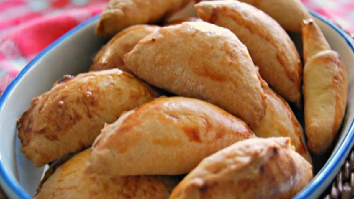 Υπέροχα πεντανόστιμα τυροπιτάκια με σπιτική ζύμη