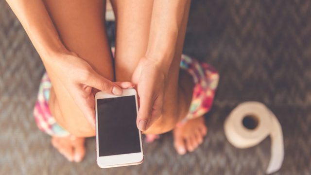 Παίρνετε το κινητό στην τουαλέτα; 4+1 σοβαροί λόγοι που πρέπει να κόψετε αυτή τη συνήθεια