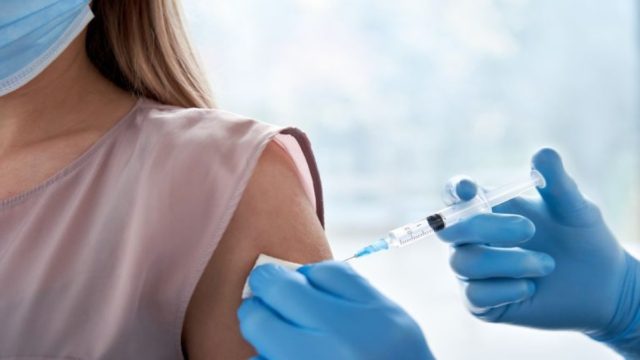 Εμβολιασμός: Η ώρα της απόφασης για την 3η δόση στο 4μηνο – Σήμερα οι ανακοινώσεις (Video)