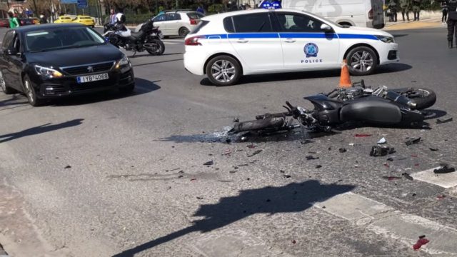 Πύργος: Σοβαρό τροχαίο με τραυματία οδηγό μηχανής (video)