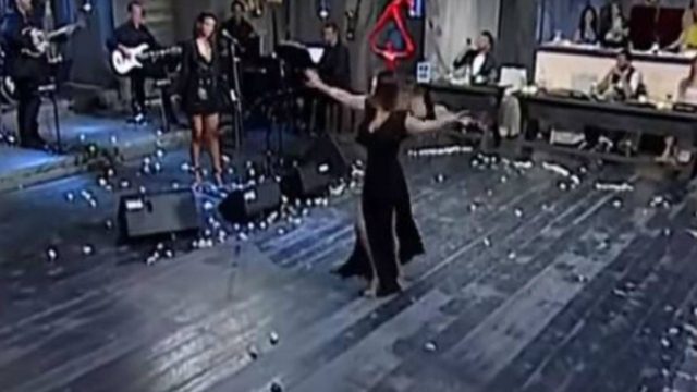 Αναστέναξε το διαδίκτυο: Το αργό και βασανιστικό τσιφτετέλι πανέμορφης τραγουδίστριας που κόλασε τους πάντες