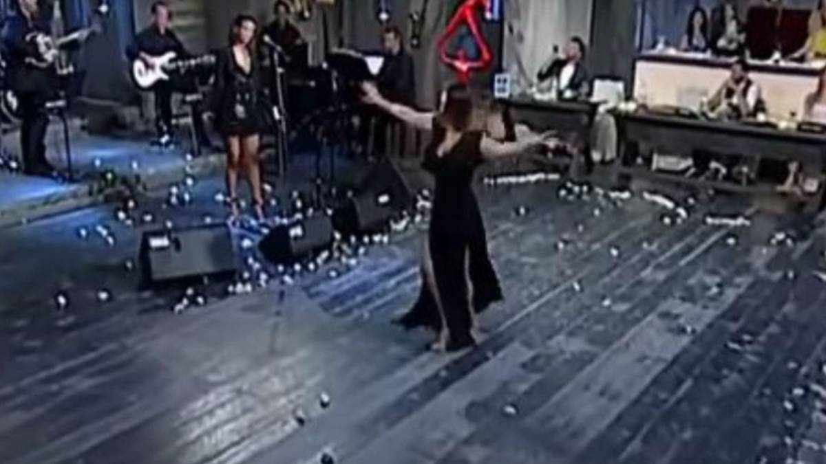Αναστέναξε το διαδίκτυο: Το αργό και βασανιστικό τσιφτετέλι πανέμορφης τραγουδίστριας που κόλασε τους πάντες
