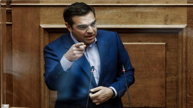 Χαμός στην Βουλή: Ζήτησε εκλογές ο Τσίπρας – “Παραιτηθείτε κ. Μητσοτάκη” (video)