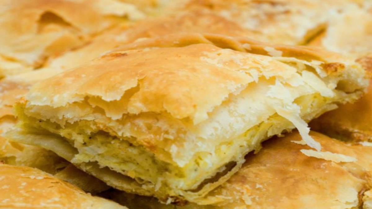 Τυρόπιτα με βουτυράτη κρέμα φέτας και κεφαλογραβιέρας με κόστος μόλις 12€