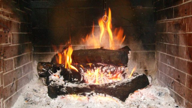 Μαύρισαν οι τοίχοι από το τζάκι; – Το σούπερ κόλπο με τη μαγειρική σόδα