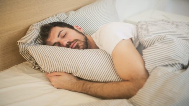 Νιώθεις συνέχεια κουρασμένος; – Κάνε αυτά τα 4 πράγματα και θα κοιμάσαι καλύτερα