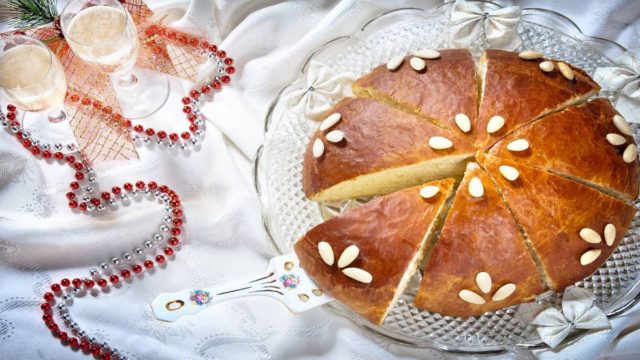Ονειρεμένη πολίτικη βασιλόπιτα της γιαγιάς, με μαχλέπι και μαστίχα