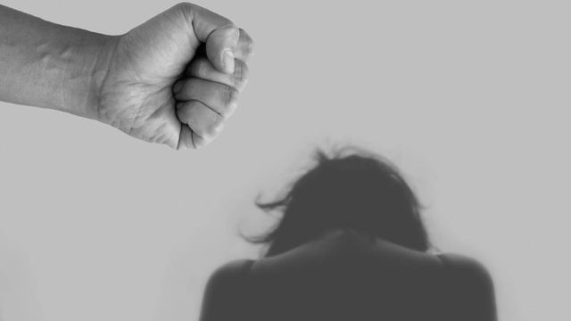 Σοκ στην Αλεξανδρούπολη: Άγριος ξυλοδαρμός 18χρονης νύφης από σύζυγο, κουνιάδο και πεθερά (video)