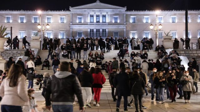 “Θρίλερ” με 12.000 κρούσματα – Έρχεται “καταιγίδα” από τη μετάλλαξη Όμικρον