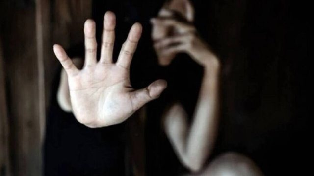 Σοκ στο Βόλο: Έδειραν την κόρη τους επειδή δεν πήρε πτυχίο στα Αγγλικά