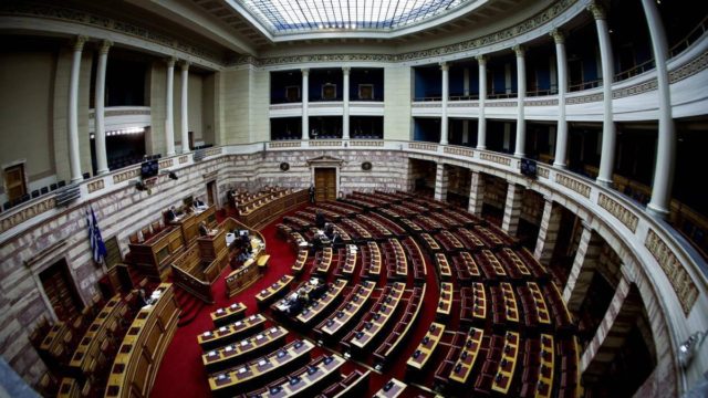 Απίστευτο περιστατικό στην Βουλή: Κοντάρι σημαίας έπεσε στο κεφάλι υπαλλήλου την ώρα που βουλευτής μιλούσε για τα εργατικά ατυχήματα!