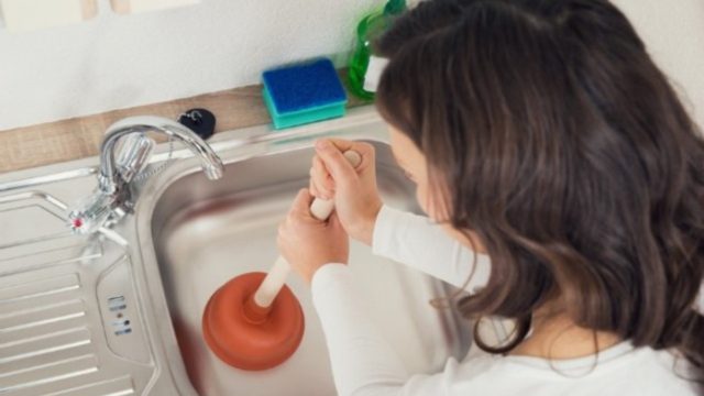 Βουλωμένη αποχέτευση; Πώς να την φτιάξετε μόνοι σας