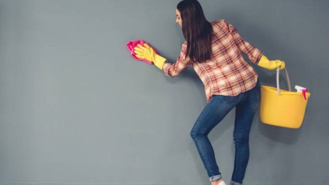 Βρόμικος τοίχος; Το έξυπνο τρικ για να μην αφήσεις στάμπες στο καθάρισμα