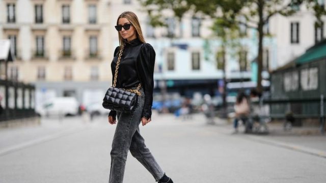 Θα λάμπετε! To μαύρο glam τζιν με 29,99 ευρώ από τα Mango που έχει κάνει χαμό