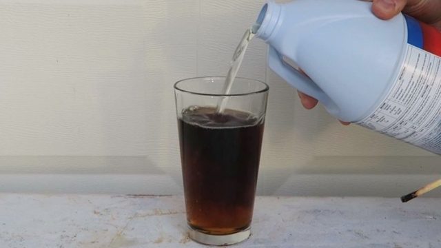 Τι θα συμβεί αν ρίξετε χλωρίνη σε ένα ποτήρι κόκα κόλα;