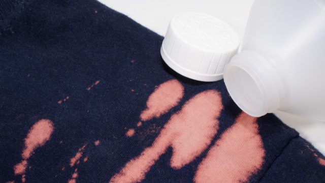 Έπεσε χλωρίνη στα ρούχα σας; Το σούπερ κόλπο για να την αφαιρέσετε!