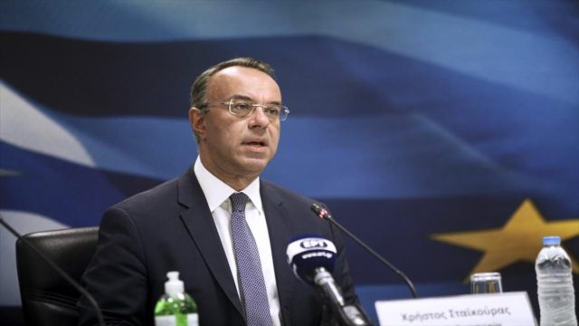 Σταϊκούρας – Ανακοίνωσε νέα μέτρα: Μετατίθεται η αποπληρωμή της επιστρεπτέας – Παρατείνεται ο μειωμένος ΦΠΑ