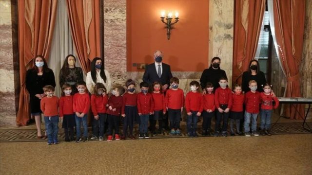 Χριστουγεννιάτικα κάλαντα στον πρόεδρο της Βουλής