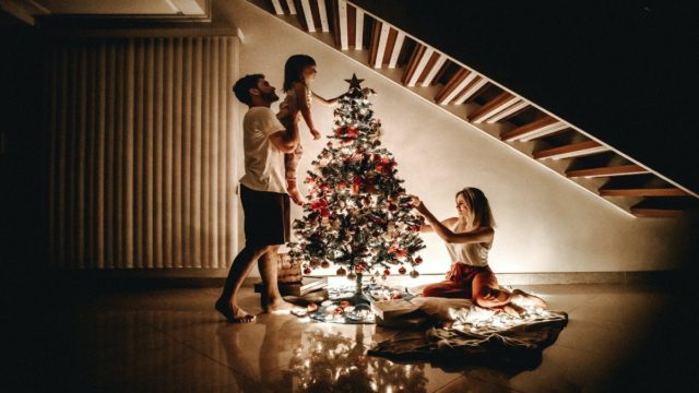 Πώς και πότε δημιουργήθηκαν τα λαμπάκια χριστουγεννιάτικου δέντρου;