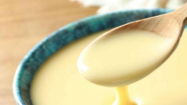 Συνδυάζει στιγμιαίο καφέ, ζαχαρούχο γάλα και κρέμα γάλακτος – Δεν θα πιστεύετε τι φτιάχνει (Video)